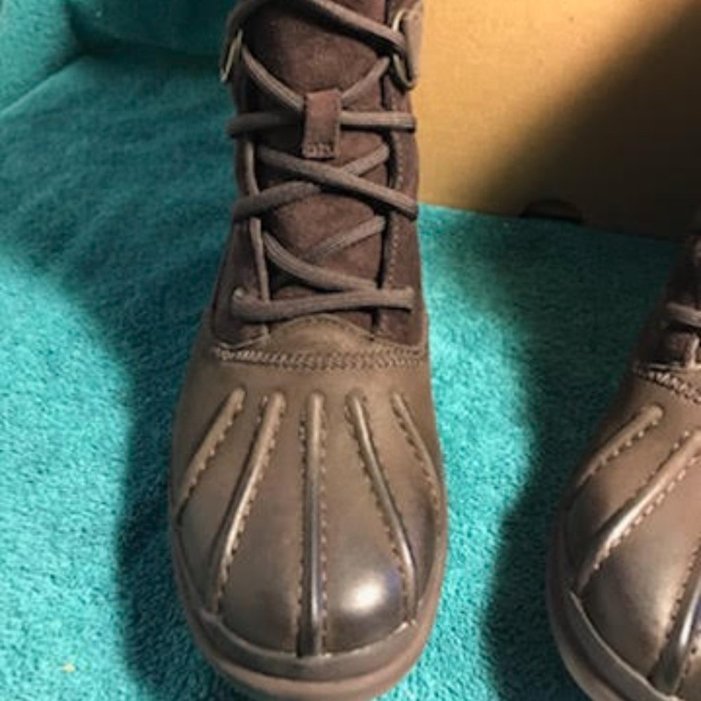 NIB UGG Women's Azaria Winter Boot - Sz 5 - Picture 3 of 7